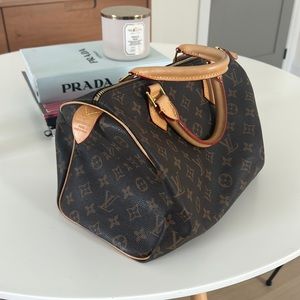 medium duffle bag (not auelthentic)